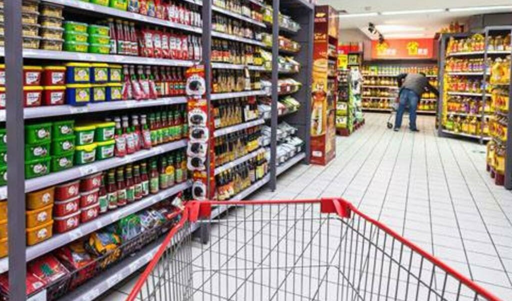 Si stacca l'insegna del supermercato: commessa ferita