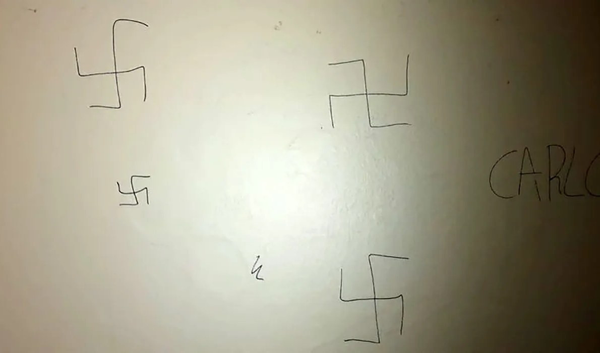 Scritte antisemite a Genova, svastiche nei bagni del liceo Cassini