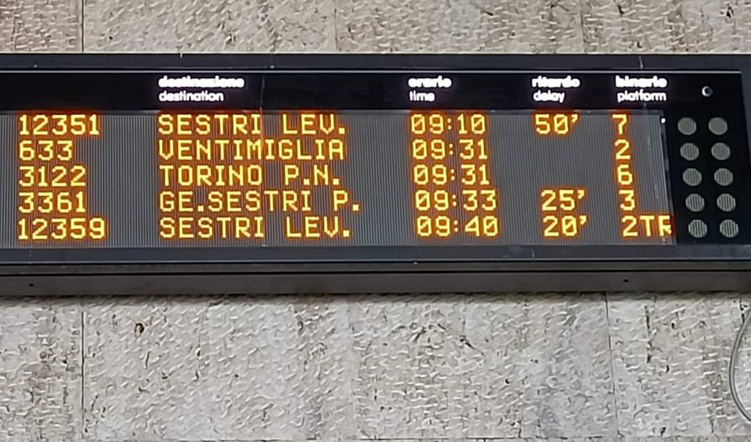Salta impianto annunci nella stazione di Arenzano: treni nel caos a Genova