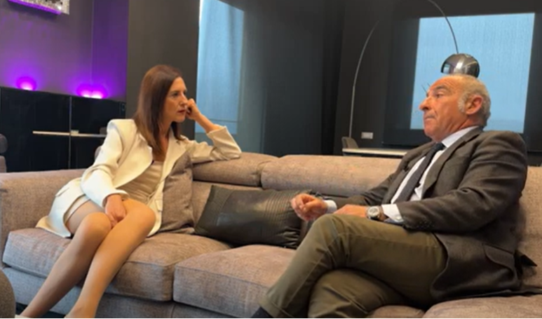 La puntata di Tabù con Marco Di Pierro e Sara Padovano Una donna e un uomo su un divano