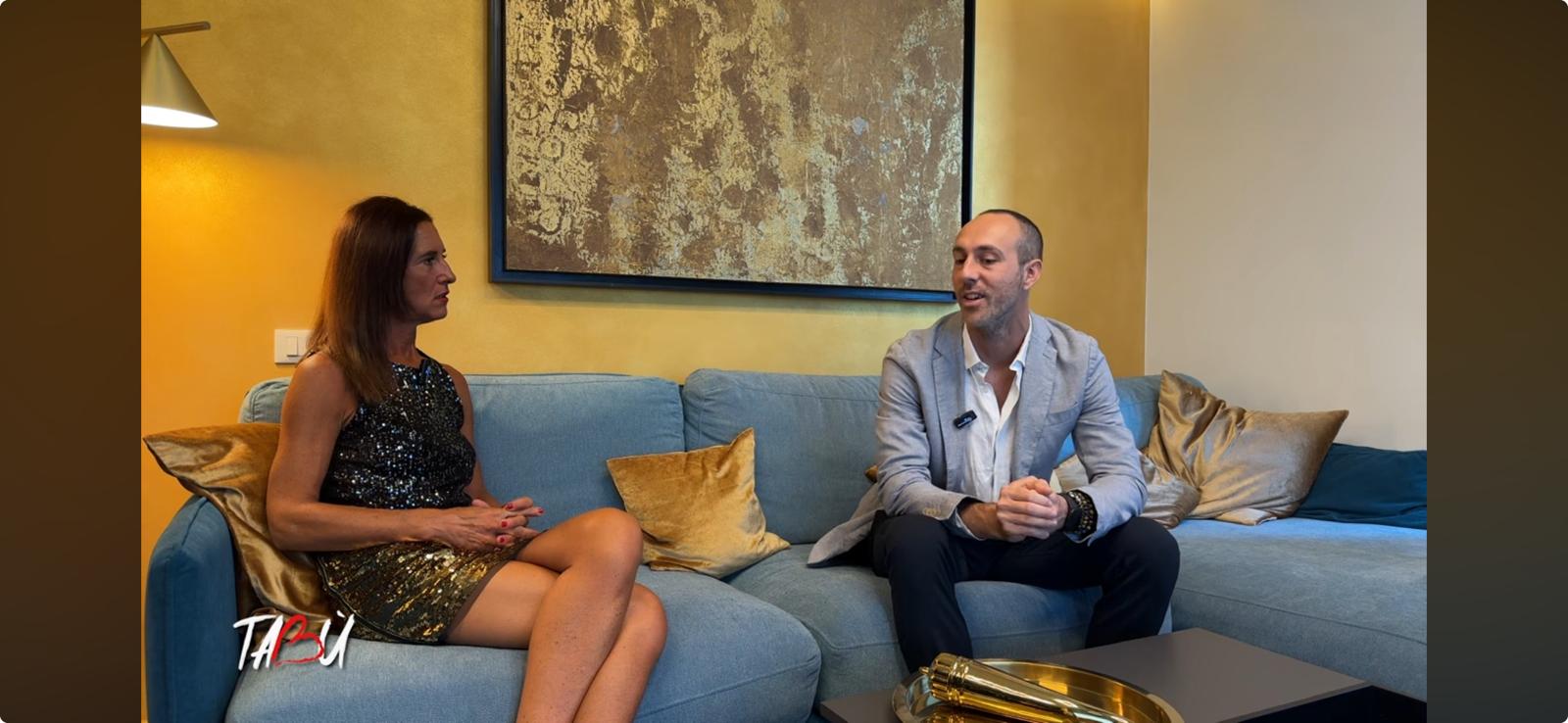 Un uomo e una donna su un divano 