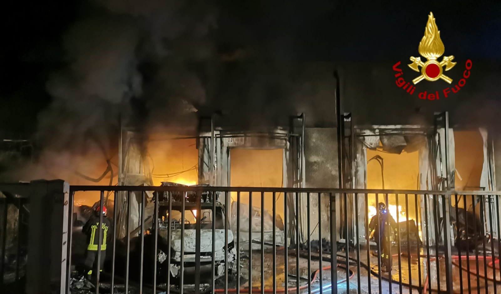 Notte di fiamme a Taggia: brucia il capannone di una ditta alimentare