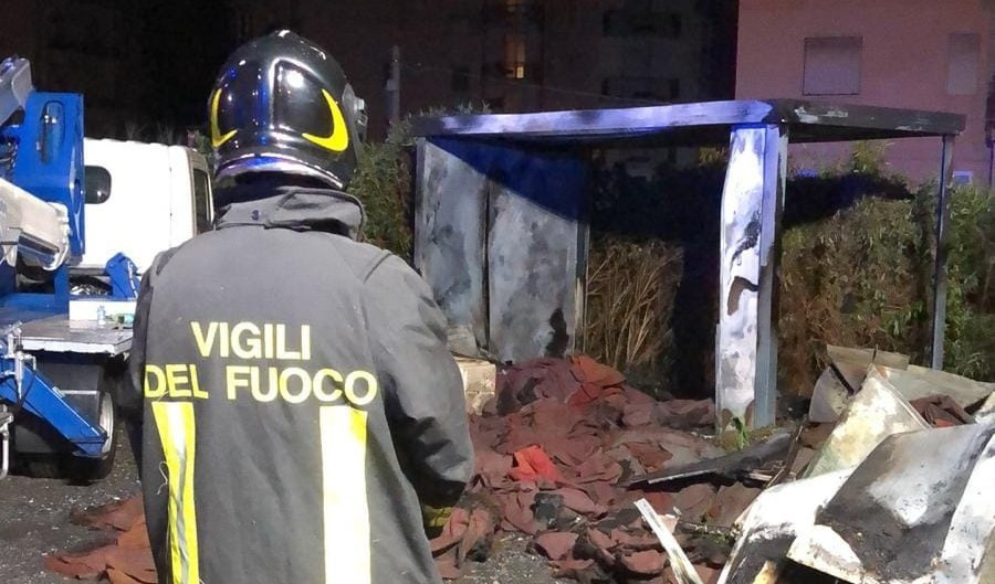 Arma di Taggia, container a fuoco nella notte