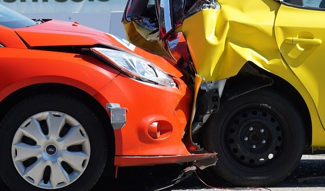 Tampona l'auto del fratello della ex a Genova, arrestato per stalking