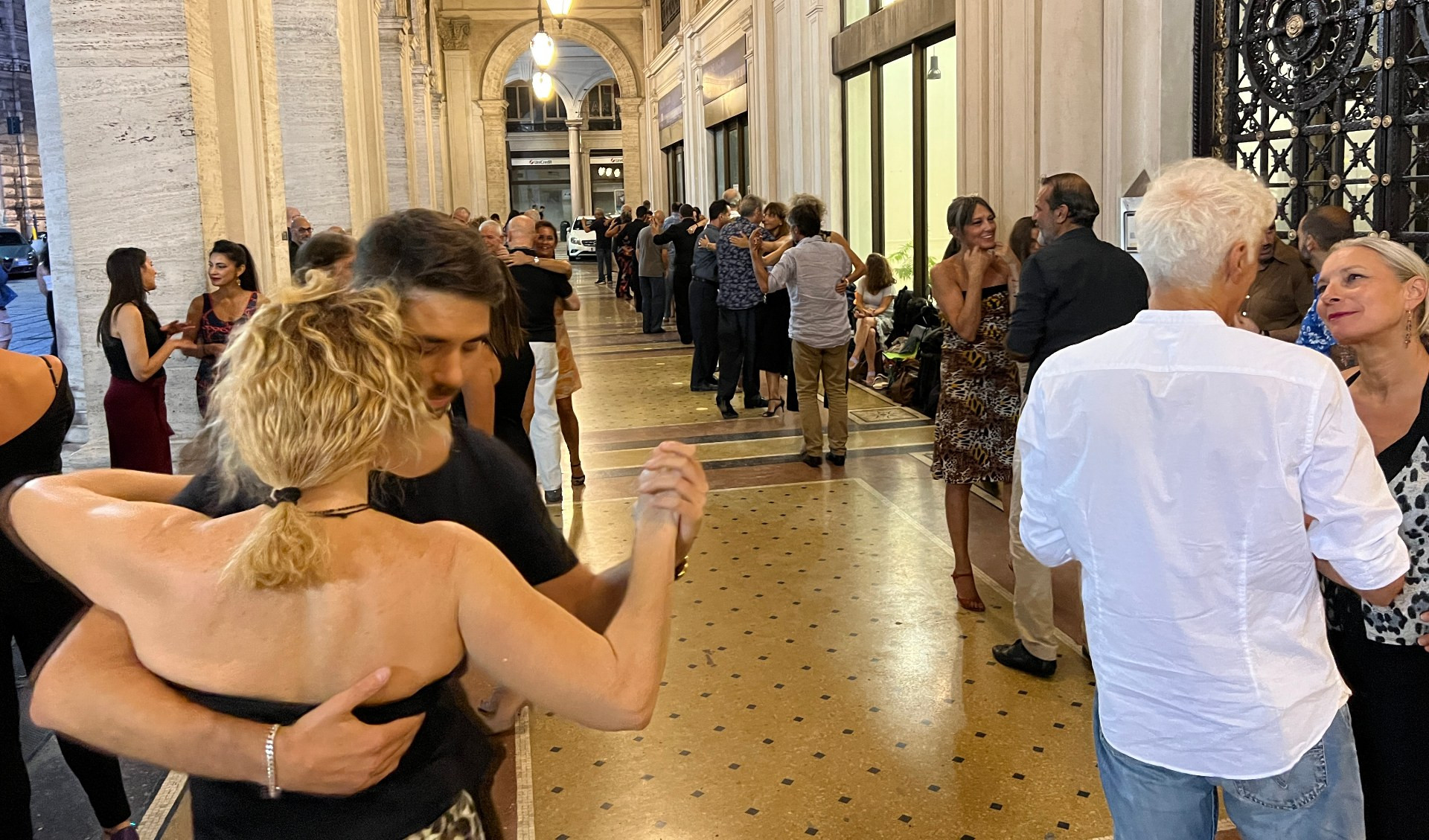 Genova come Buenos Aires, il tango in Piazza De Ferrari conquista genovesi e turisti