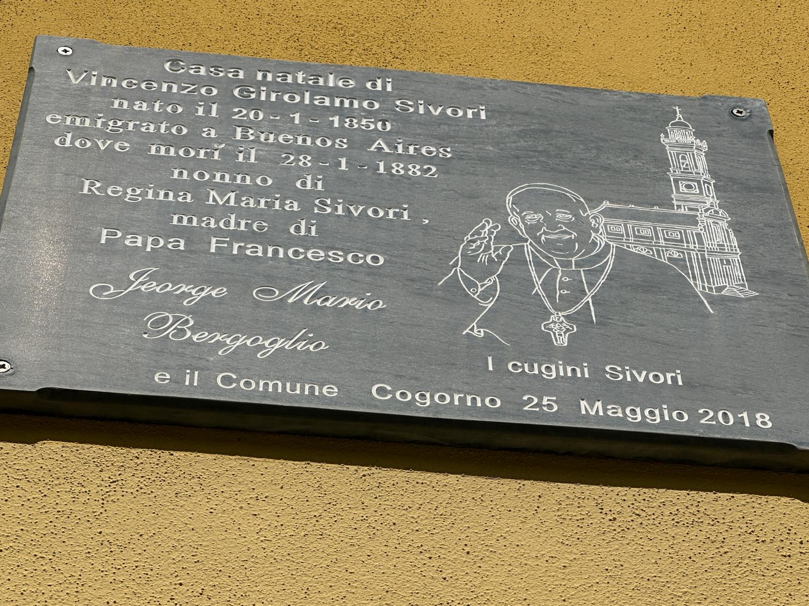 La targa commemorativa in ricordo delle origini di Papa Francesco a Cogorno