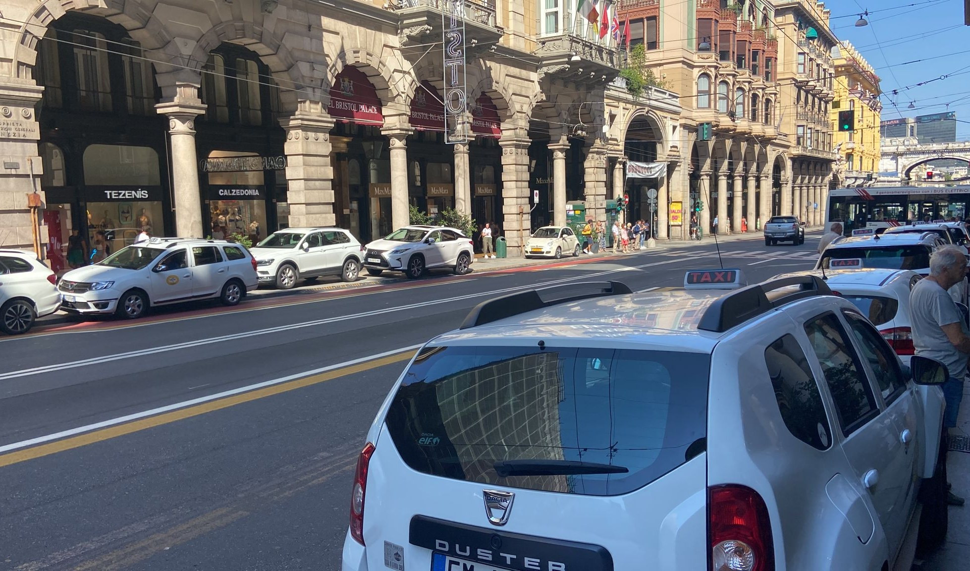 Genova, tassisti in assemblea contro il Ddl Concorrenza: taxi introvabili fino a giovedì