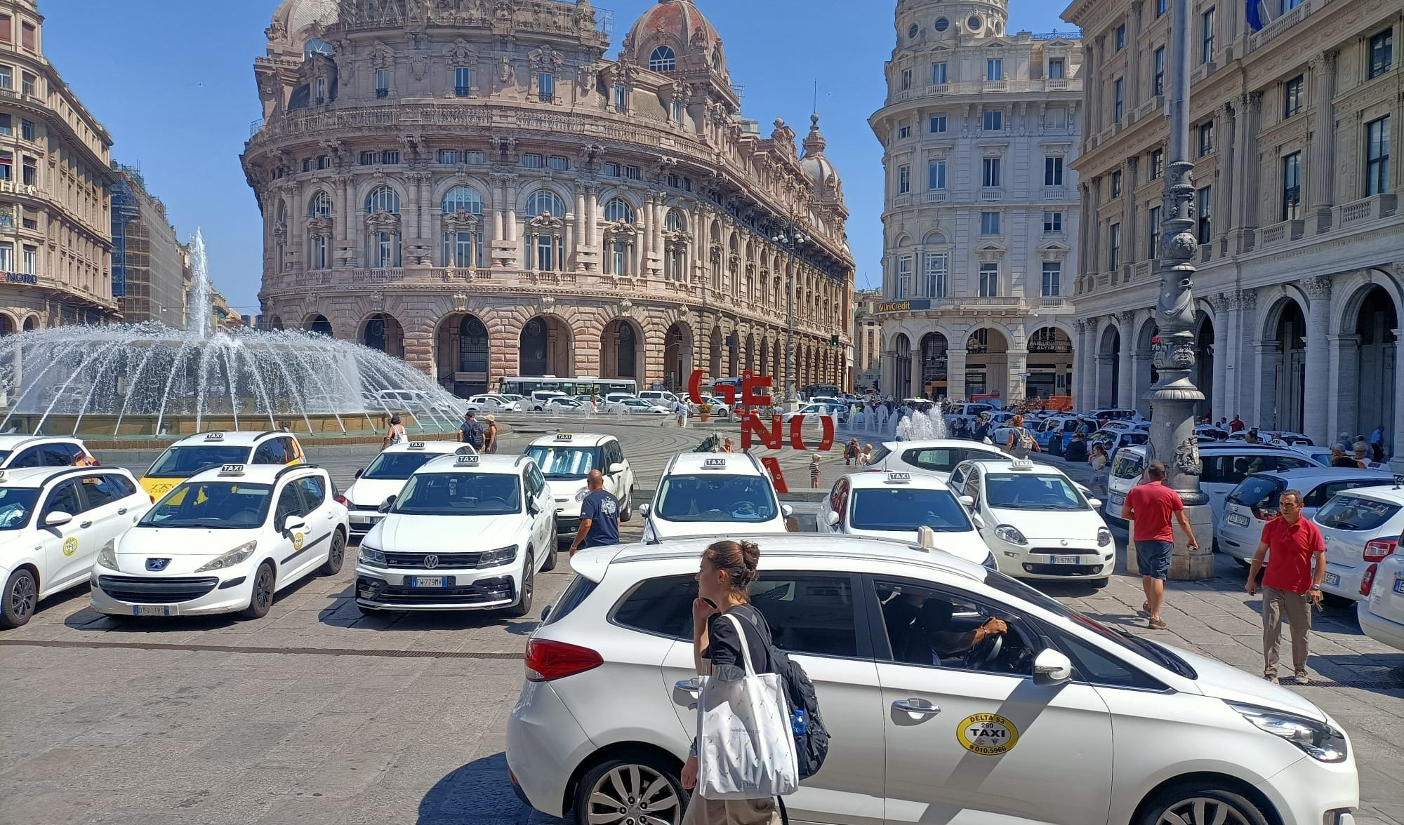 Sciopero dei taxi a Genova, a De Ferrari centinaia di macchine bianche in presidio
