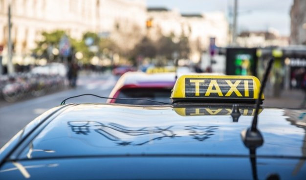 La Spezia, tassista sospeso ma continua a lavorare: taxi sequestrato