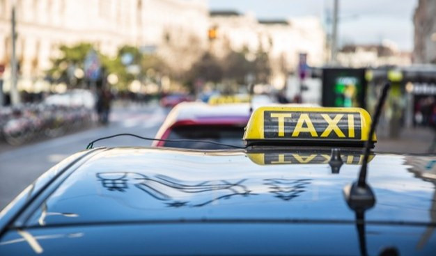 Imperia, usava il taxi per andare a rubare: espulso dall'Italia 