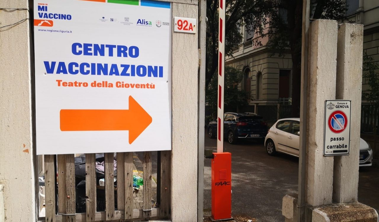 Genova, lunghe code all'hub vaccinale: rafforzato il servizio