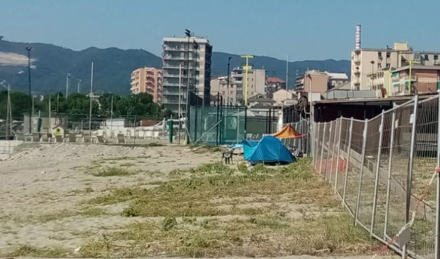 Savona, sgomberate dalla spiaggia 14 tende abusive