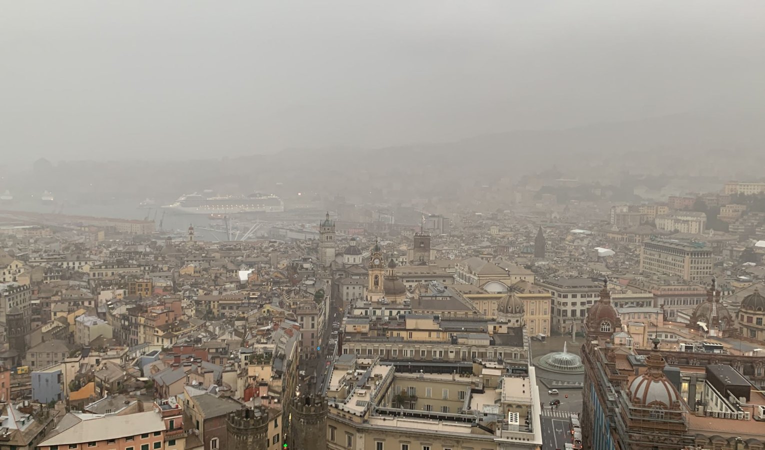 Maltempo in Liguria, cielo grigio e pioggia su Genova. Le immagini da Terrazza Colombo 