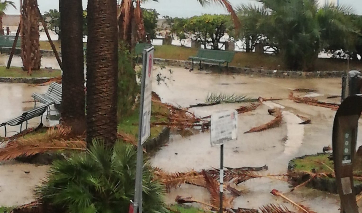 Genova, tromba marina si abbatte sul lungomare di Pegli