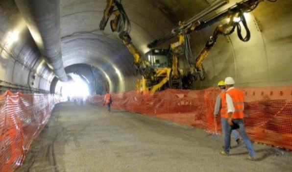 Lavori Terzo Valico Persone che lavorano sotto una galliera