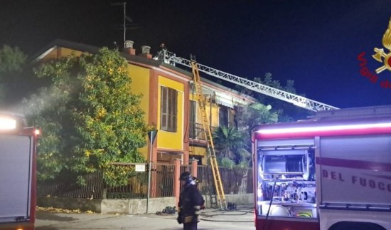 Pontinvrea, brucia il tetto di una villetta: una famiglia evacuata