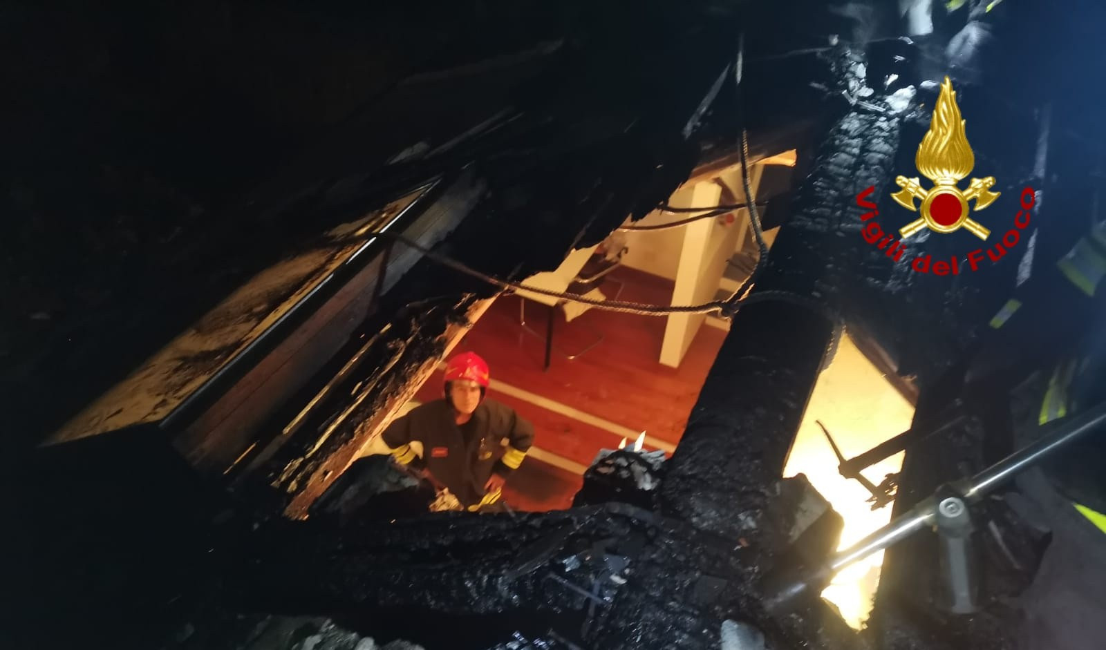 Paura a Pra' dove ha preso fuoco il tetto di una palazzina