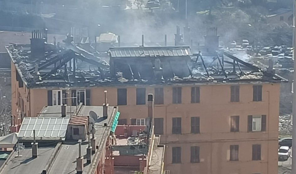  Palazzo in fiamme: saranno indagati operai che hanno causato il rogo