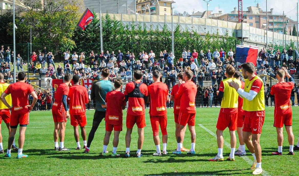 Genoa, entusiasmo a Pegli: i tifosi caricano la squadra
