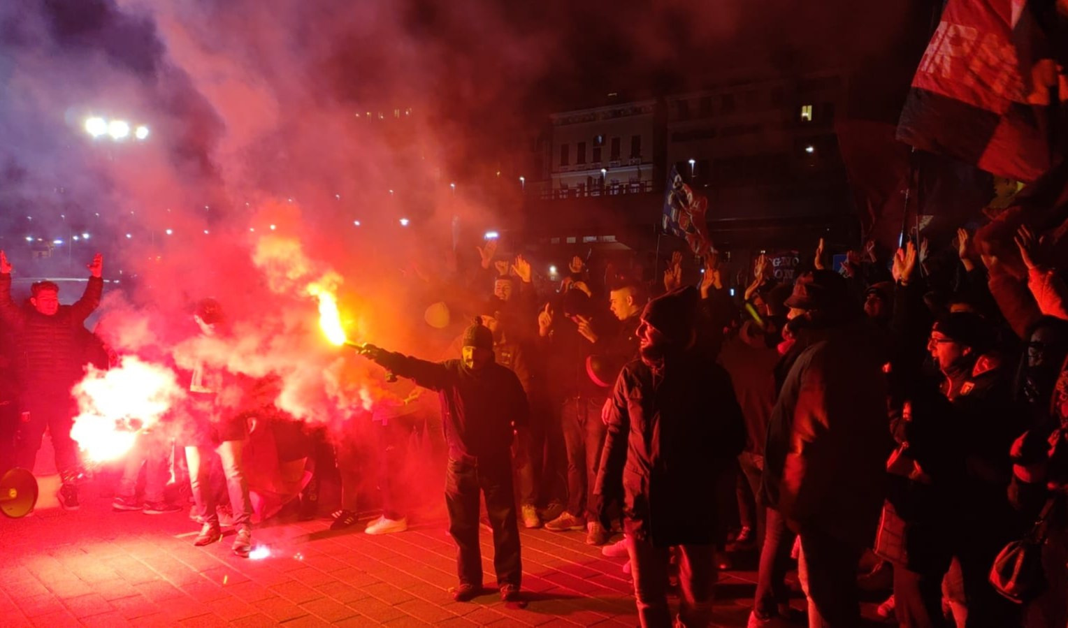 I Tifosi caricano il Genoa al Porto Antico: 