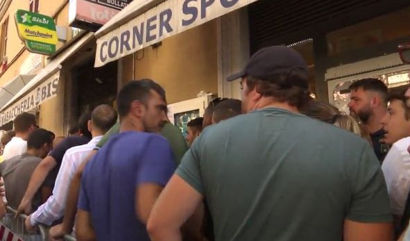 Genoa, tifosi a caccia del biglietto per Pisa: in coda da ore nell'unica ricevitoria