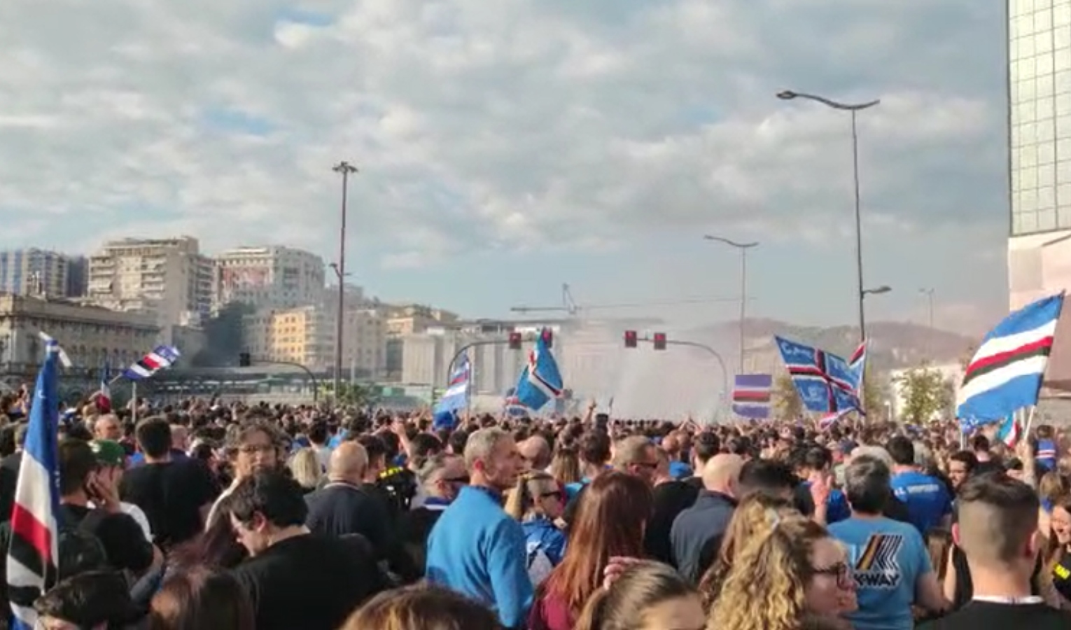 Tifosi blucerchiati in piazza al grido: 