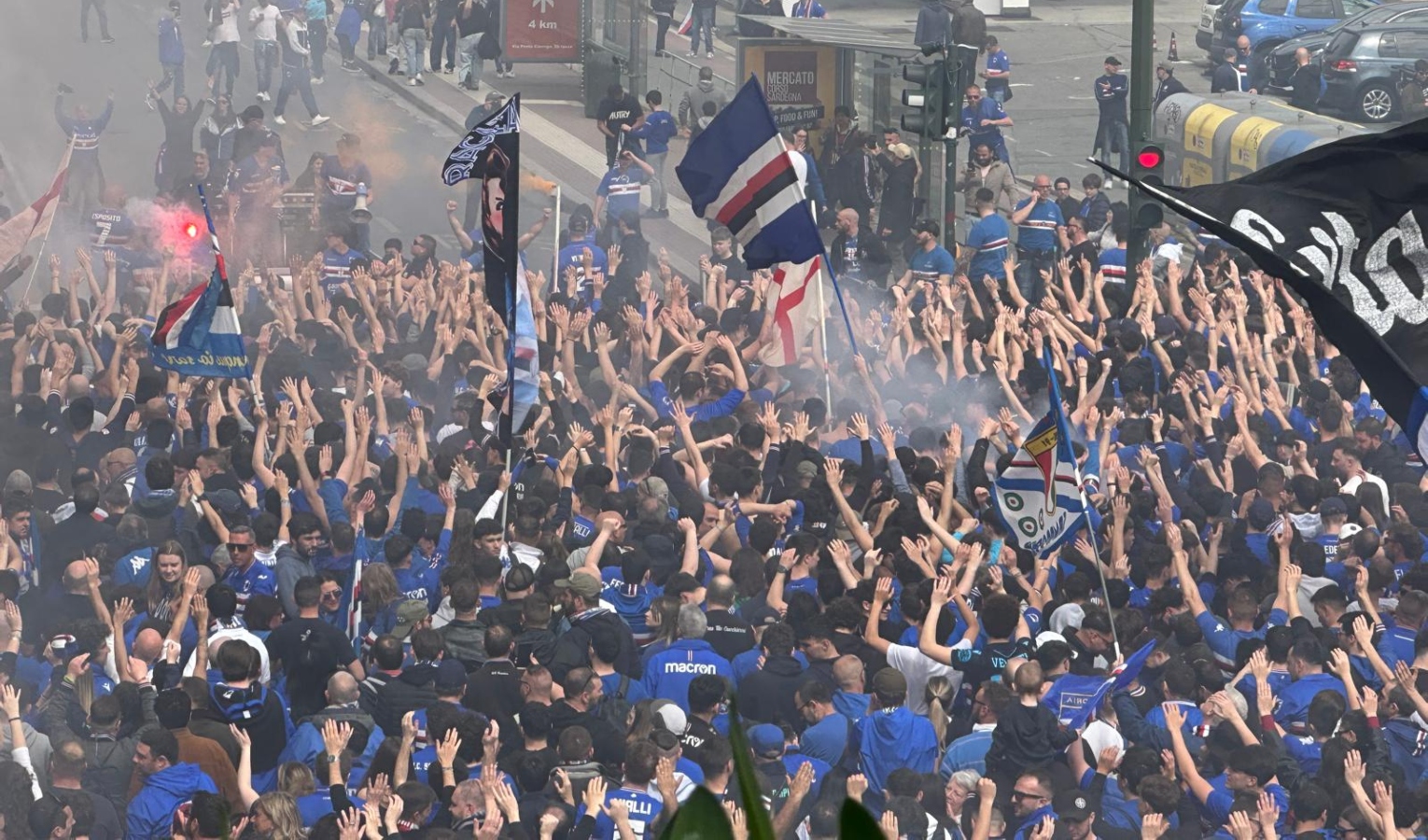 Tifosi della Sampdoria in via Canevari I tifosi della Sampdoria in corteo