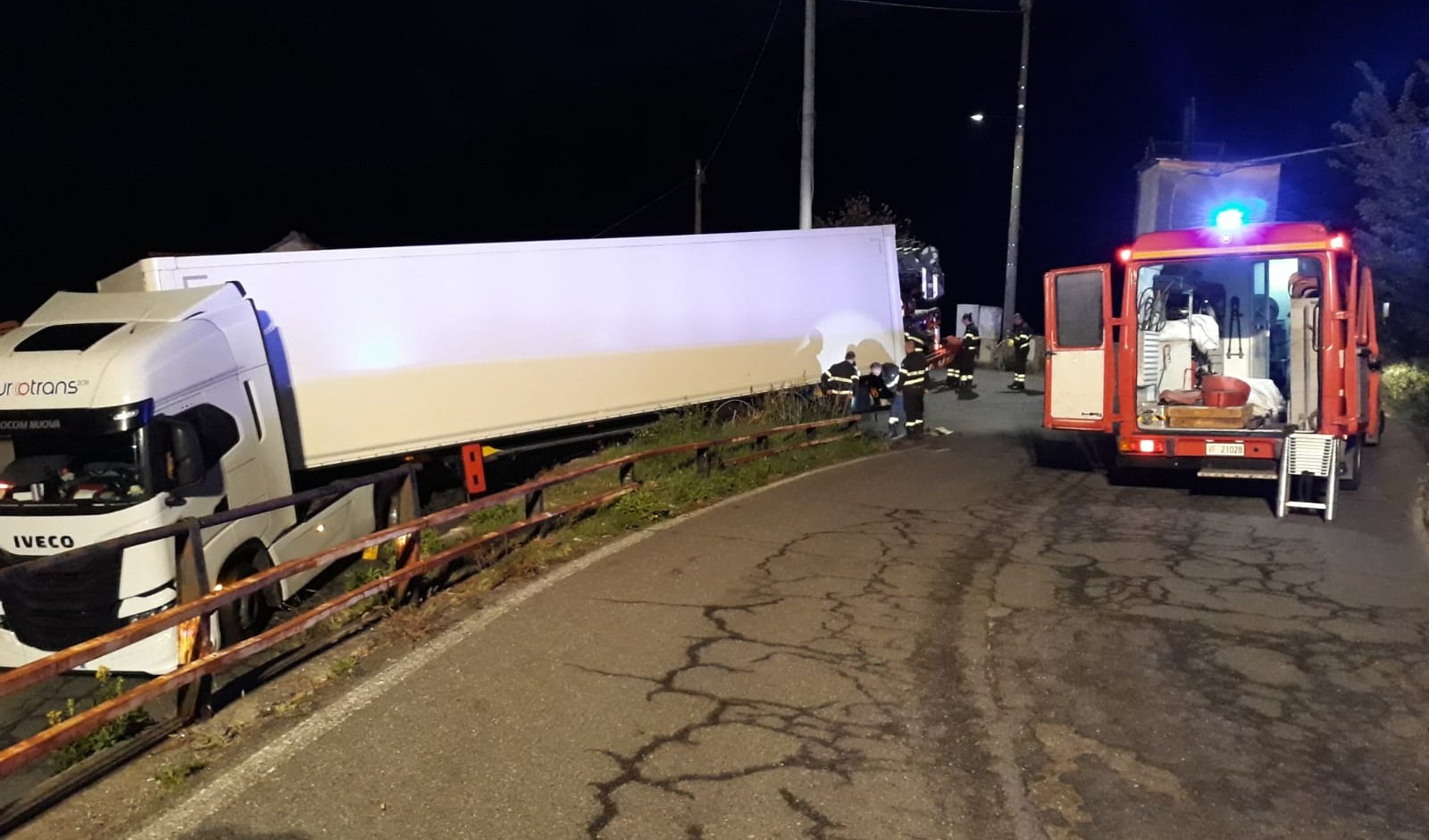 Genova, tre camion incastrati nei tornanti per Creto