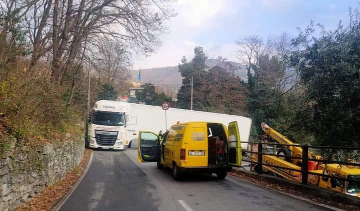 Genova, tir incastrato sopra Molassana: riaperta via di Pino