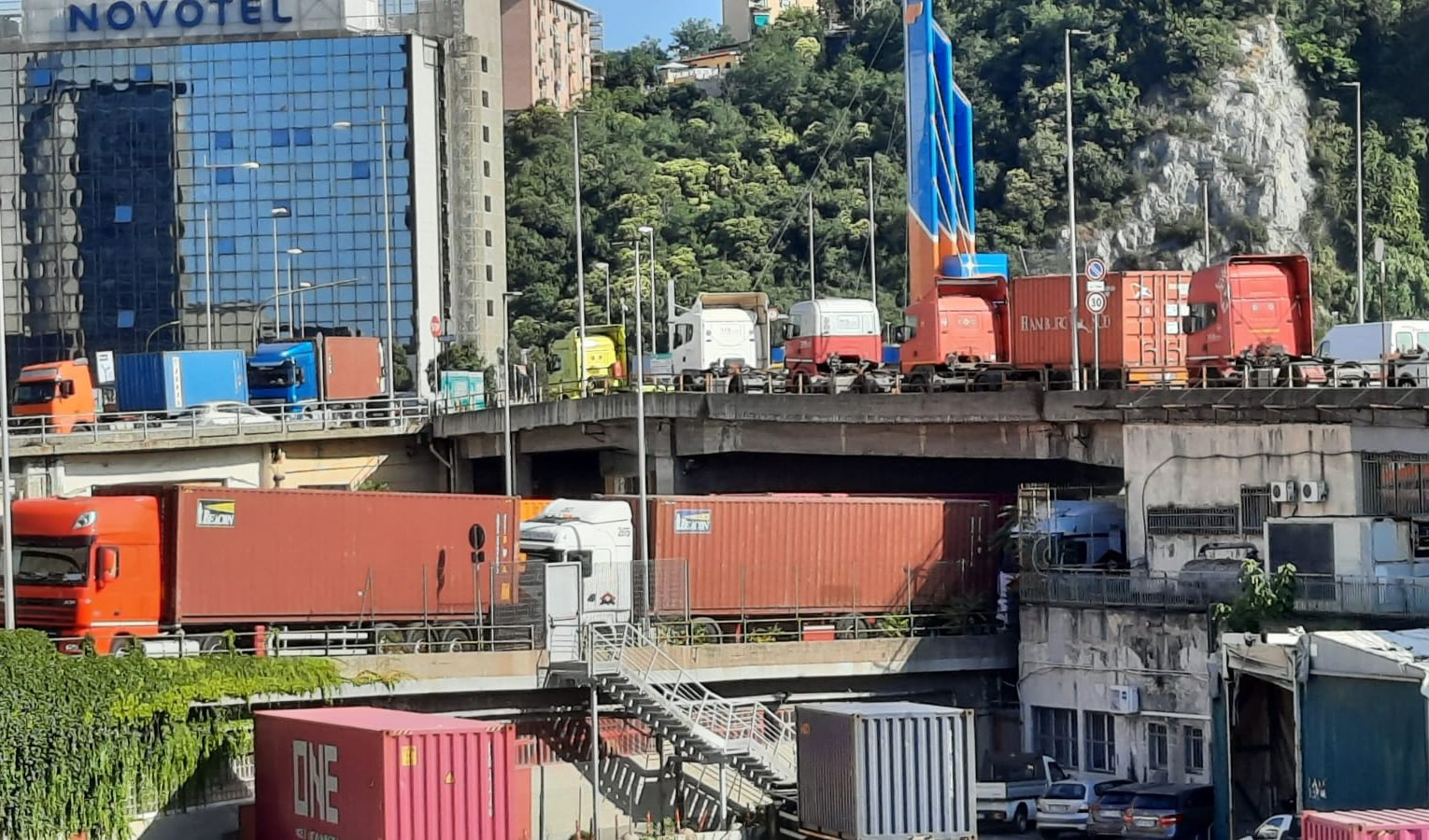 Genova, traffico a Sampierdarena: tir incolonnati sull'elicoidale