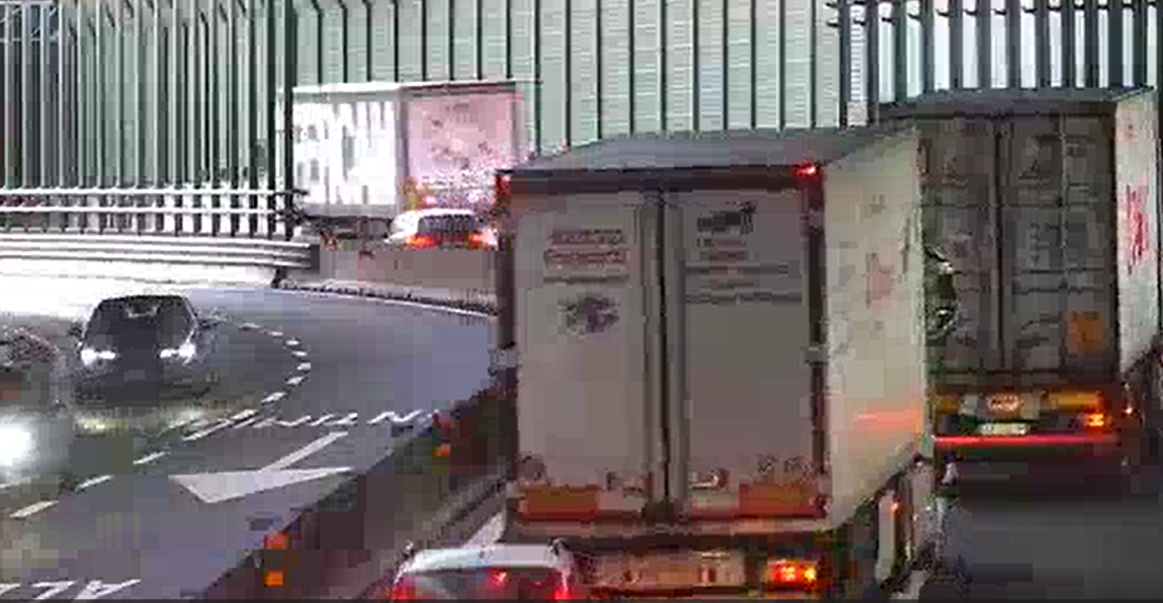 A10, tamponamento tra due Tir tra Arenzano e Varazze: un ferito