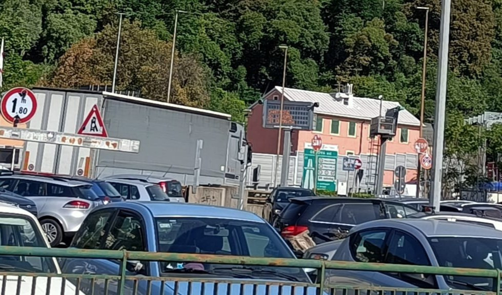 Caos autostrade, tir in avaria blocca l'ingresso a Genova est