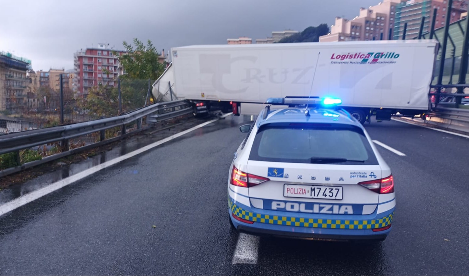 Tir incastrato in autostrada, traffico bloccato in A10 verso Genova