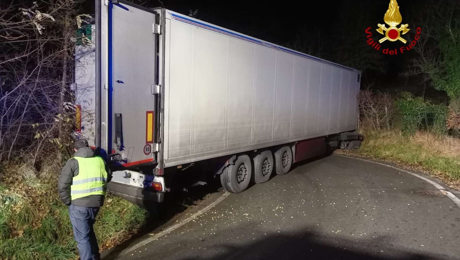 Un uomo dietro a un tir incastrato