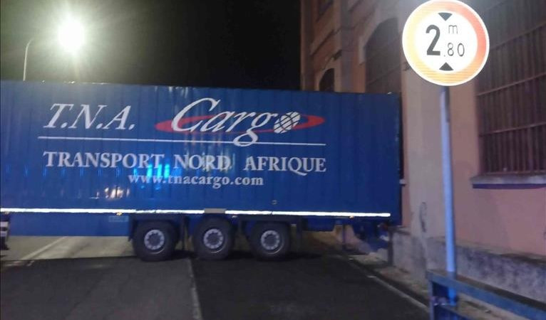 Tir rimane incastrato e blocca la strada: riaperta via Perlasca 