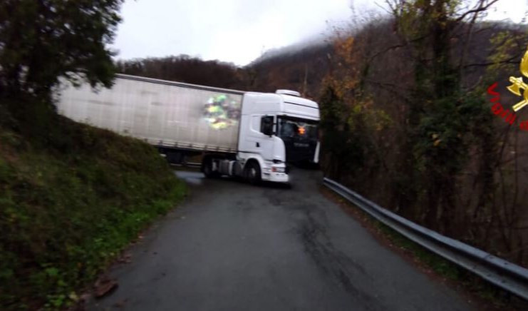 Stella, emergenza Tir incastrati: ancora un caso sulla strada del Sassello