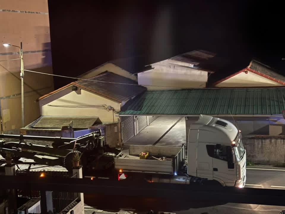 Mistero a Pontedecimo, camion con mezzi militari incastrati nei voltini