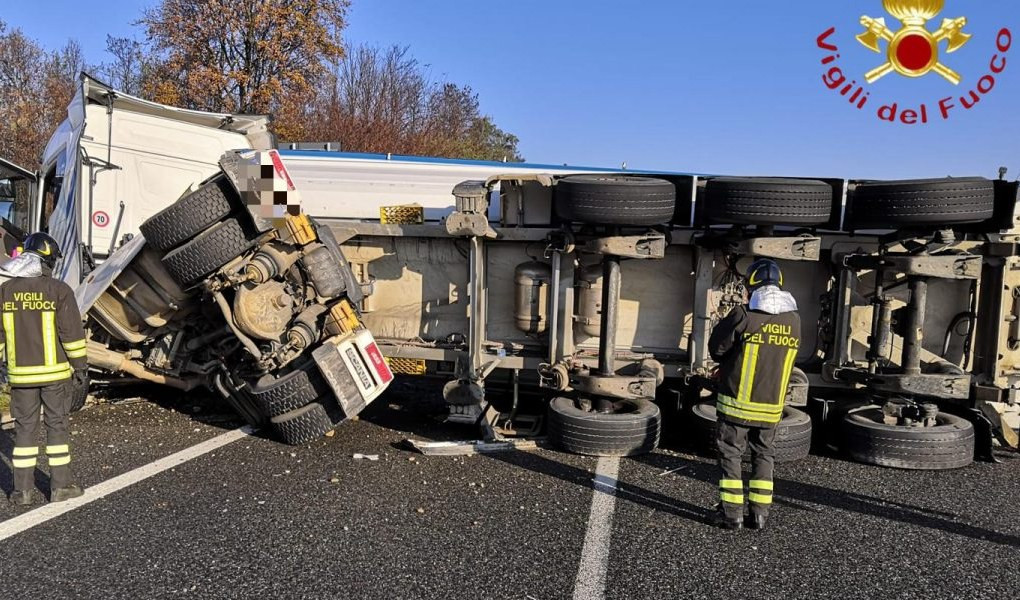 Caos autostrade, tir si ribalta alla deviazione A26-A7: coda verso Gravellona