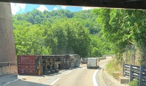 Caos autostrade, si ribalta con il tir al casello