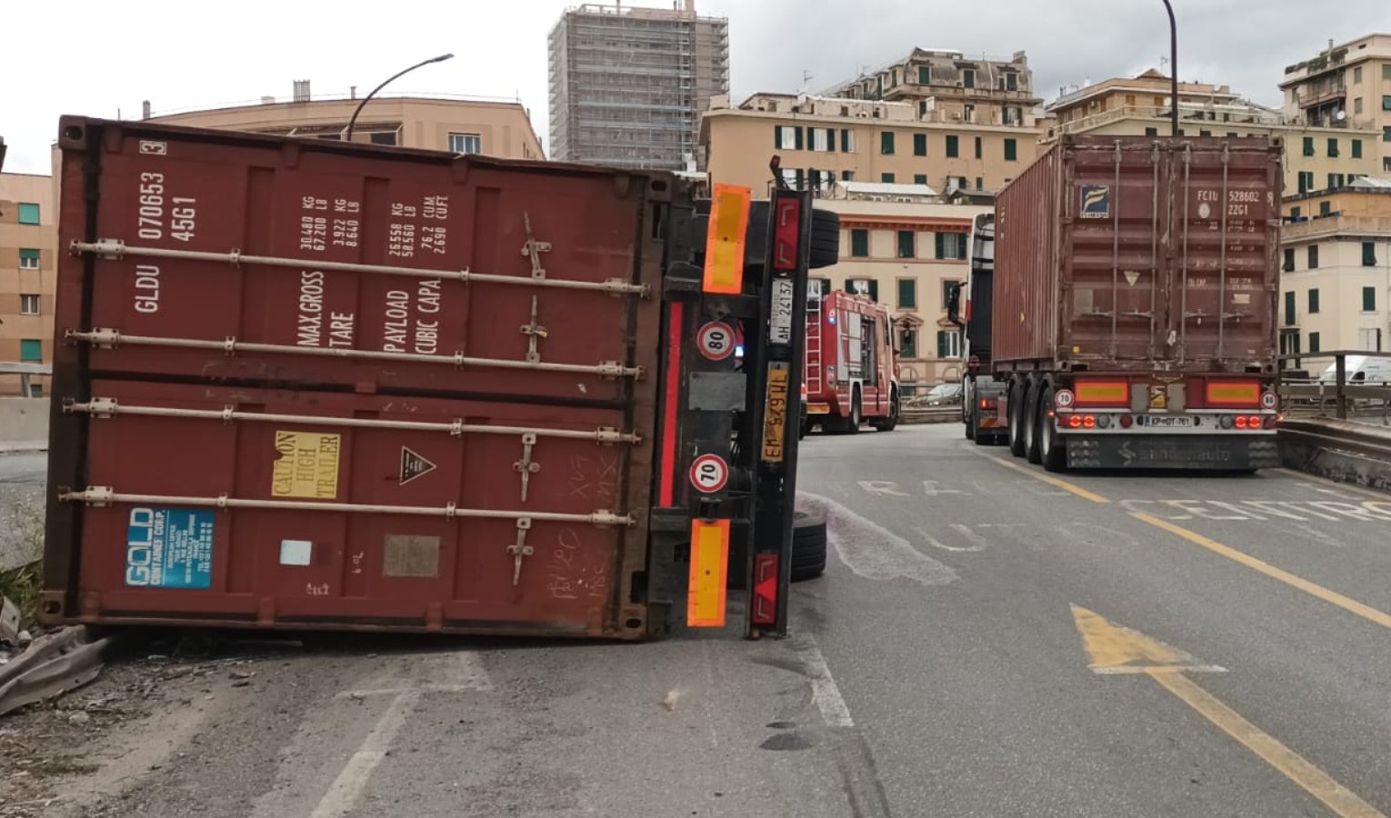 Camion ribaltato prima di Genova Ovest: chiusa uscita Sopraelevata