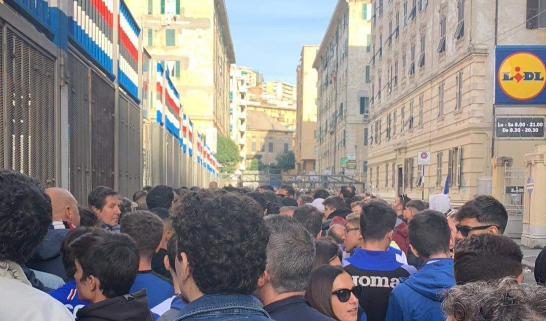 Tifosi della Sampdoria in coda al 