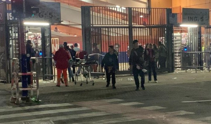 Genoa-Bari, assalto ai tornelli degli ultrà senza biglietto: dieci agenti feriti