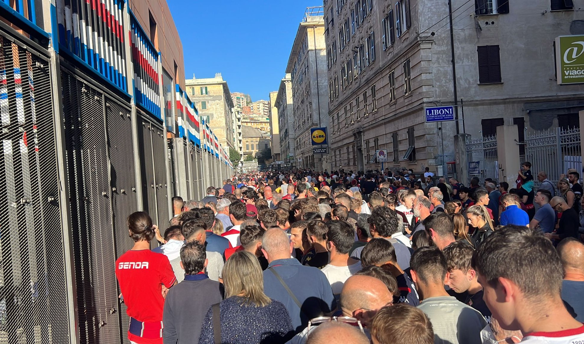 Pochi tornelli al Ferraris, centinaia di tifosi entrati in ritardo a Genoa-Brescia
