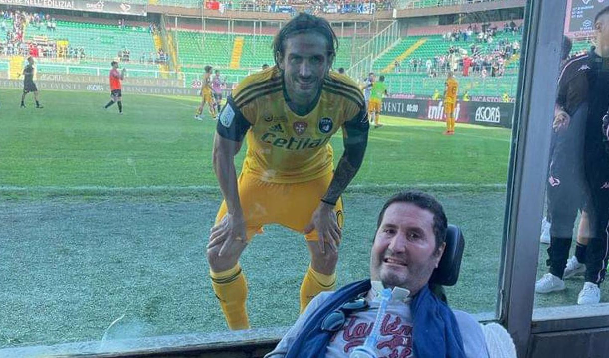 Torregrossa, ex Sampdoria, dona la maglia del Pisa all'amico malato