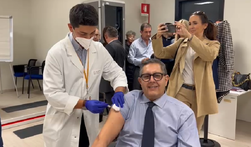 Sanità, anche il presidente Toti si vaccina contro l'influenza