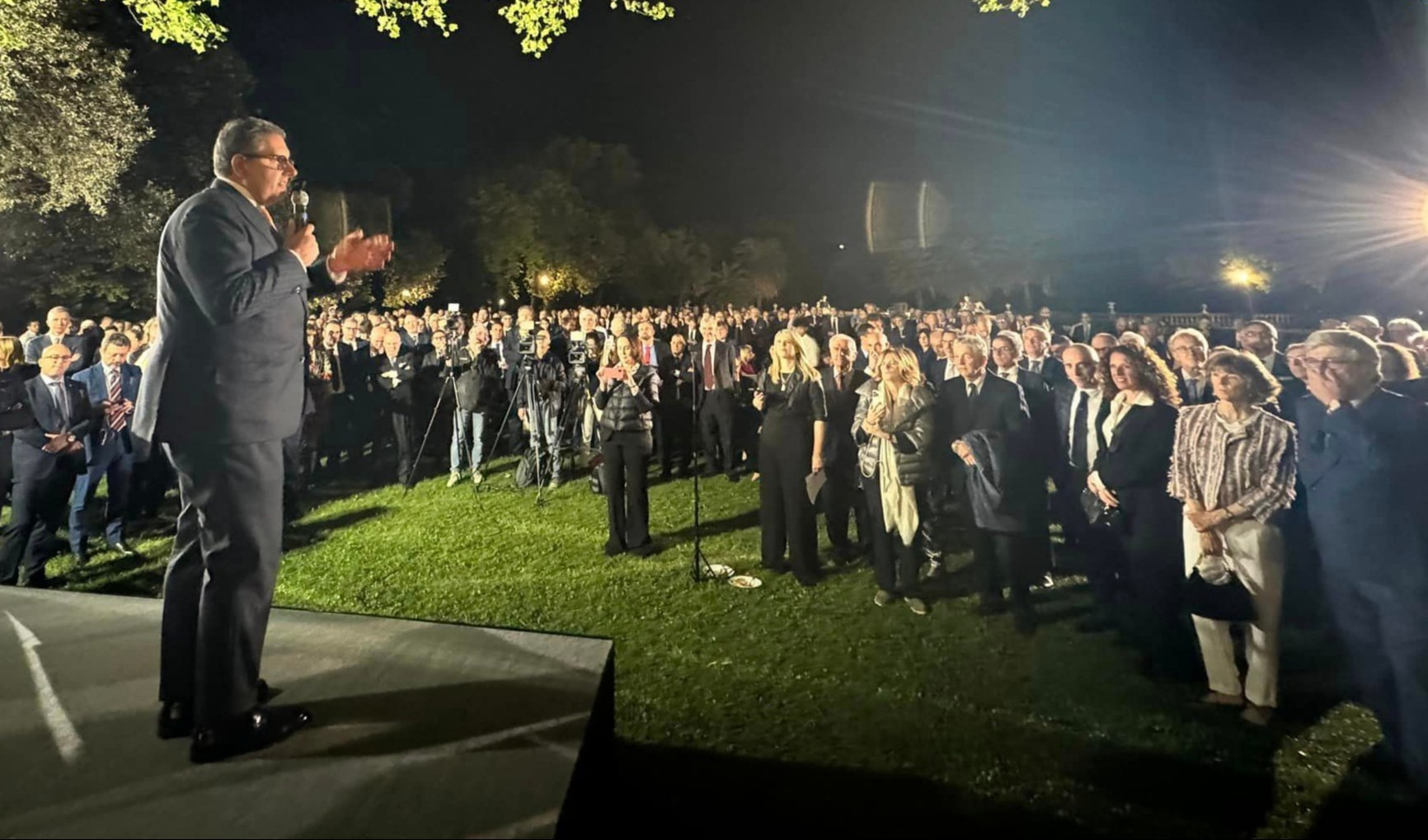 In seicento alla festa di Toti a Villa Lo Zerbino - Lo speciale