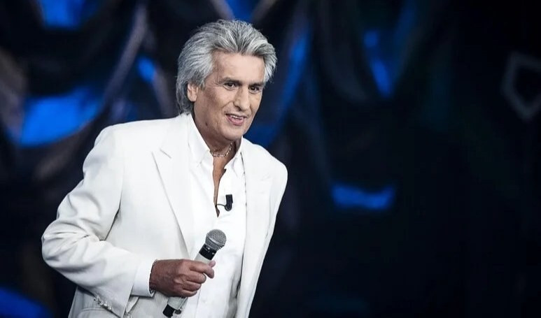 Ai funerali di Toto Cutugno la gente saluta la bara cantando 'L'italiano'