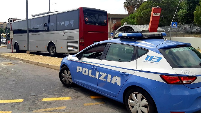 Paura sull'autobus, sedicenne senza biglietto minaccia il controllore con un coltello 