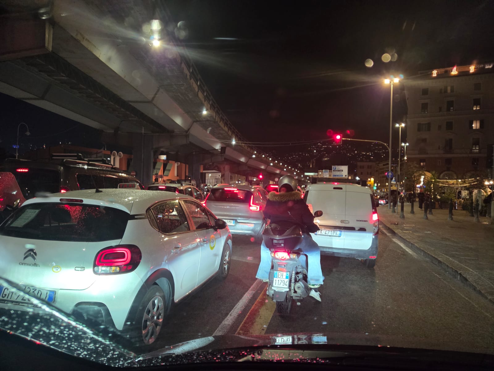 Incidente in Sopraelevata e shopping natalizio: traffico in tilt a Genova