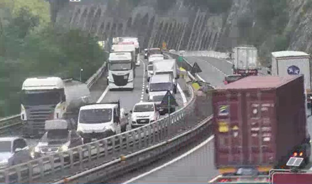 Coas autostrade, in A7 camion ribaltato a Isola del Cantone: ferito l'autista